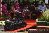 Sebuah robot penjinak bom milik Satuan Brimob melintas di depan tempat duduk undangan saat peringatan HUT Ke-72 Korps Brimob di Alun-alun Kota Madiun, Jawa Timur, Selasa (14/11). Satuan Brimob Polda Jawa Timur memperingati HUT Ke-72 Korps Brimob yang dipusatkan di Madiun. Antara Jatim/Siswowidodo/mas/17.