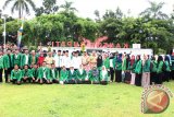 Pemerintah Kabupaten Tanah Laut melepas peserta Kuliah Kerja Nyata mahasiswa Universitas Islam Negeri Antasari, di halaman Kantor Bupati Tanah Laut, Selasa (14/11). Foto:Antaranews Kalsel/Arianto/G.