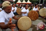 Ratusan pecinta seni rapai bersiap jelang pementasan Rapai Uroeh di Lapangan Hiraq, Lhokseumawe, Aceh, Minggu (12/11/2017). Penampilan 430 Rapai Uroh dipadukan dengan pertunjukkan ilmu kebal itu mengandung nilai artistik, tradisi, budaya, yang menjadi ikon salah satu seni tradisional Aceh. (ANTARA FOTO/Rahmad/aww)