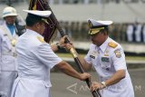 KSAL Laksamana TNI Ade Supandi (kiri) menyerahkan bendera pataka pada Laksma TNI Didik Setiyono (kanan) ketika upacara serah terima jabatan Panglima Komando Utama (Pangkotama) di Dermaga Ujung Madura Koarmatim, Surabaya, Jawa Timur, Selasa (14/11). KSAL melantik Laksda TNI Darwanto mengantikan Laksda TNI I.G Putu Wijamahaadi menjadi Komandan Komando Pembinaan Doktrin Pendidikan dan Latihan TNI AL (Dankodiklatal), Laksma TNI Didik Setiyono mengantikan Laksda TNI Darwanto menjadi Panglima Komando Armada RI Kawasan Timur (Pangarmatim), Laksma TNI Sulistiyanto mengantikan Laksda TNI Arusukmono Indra Sucahyo menjadi Komandan Sekolah Staf dan Komando TNI AL (Danseskoal) dan Kolonel Laut (P) Dwika Tjahya Setiawan mengantikan Laksma TNI Manahan Simorangkir menjadi Komandan Pusat Penerbangan TNI AL (Danpuspenerbal). Antara Jatim/M Risyal Hidayat/mas/17.