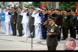 Pangdam XVI Pattimura Mayjen Doni Monardo menjadi inspektur upacara pada upacara peringatan Hari Pahlawan di Taman Makam Pahlawan (TMP) Kapahaha, Ambon, Maluku, Jumat (10/11). Upacara dan tabur bunga tersebut untuk mengenang jasa pahlawan yang telah gugur di medan perang. ANTARAFOTO/izaac mulyawan/ama/17