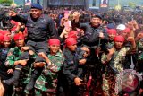 Kapolri Jenderal Pol Tito Karnavian (kanan) bersama Komandan Korps Brimob Irjen Pol Murad Ismail (kiri) diangkat oleh sejumlah personel Polri dan TNI saat upacara peringatan HUT ke-72 Korps Brimob Polri yang dipusatkan di Lapangan Upacara Polda Maluku, Ambon, Maluku, Selasa (14/11). Kegiatan tersebut mengusung tema 'Dengan Semangat Sinergitas, Korps Brimob Polri Mewujudkan Promoter Untuk Meraih Kepercayaan Masyarakat'. ANTARAFOTO/izaac mulyawan/wdy/2017.