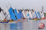 Sejumlah peserta lomba perahu layar terparkir di Pantai Waru Doyong Banyuwangi, Jawa Timur, Kamis (15/11). Lomba perahu layar melintasi selat Bali yang dimulai dari Pantai Waru Doyong Banyuwangi menuju Gilimanuk Bali itu, digelar nelayan untuk menjalin silaturahmi antar nelayan Jawa-Bali. ANTARA FOTO/Budi Candra Setya/wdy/2017.