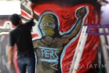 Seniman menyelesaikan mural bertema 'Generasi Milleneal Anti Hoax' di sebuah gang Kelurahan Banjaran, Kota Kediri, Jawa Timur, Selasa (14/11). Kegiatan dengan membuat lima belas karya mural yang digagas oleh Aliansi Jurnalis Independen (AJI) tersebut bertujuan mengedukasi masyarakat agar berperan serta menangkal arus hoax yang semakin masif dengan tidak ikut serta menyebarkan berita hoax. Antara Jatim/Prasetia Fauzani/mas/17.