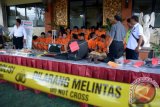 Polisi mendata tersangka hasil operasi sikat agung saat gelar perkara di Mapolresta Denpasar, Rabu (15/11). Polisi berhasil meringkus sebanyak 29 tersangka berbagai kasus pencurian dan kekerasan selama satu bulan yang didominasi di kawasan Denpasar Barat, Kuta dan Kuta Selatan. ANTARA FOTO/Wira Suryantala/wdy/2017.