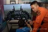 Pilot pesawat tempur F-16 Fighting Falcon Letda Pnb Muhammad Fachry Nosar (kanan) memandu pengunjung bermain game simulator pesawat tempur di stand pameran saat pameran Alat Utama Sistem Persenjataan (Alutsista) TNI AU bertajuk Iswahjudi Indonesia Jaya Expo 2017 di Mall Suncity, Kota Madiun, Jawa Timur, Selasa (14/11). Kegiatan yang digelar selama empat hari hingga Jumat (17/11) tersebut untuk mengimplementasikan Gerakan Indonesia Jaya 2017. Antara Jatim/Siswowidodo/mas/17.