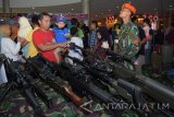 Pengunjung melihat persenjataan Paskhas TNI AU Lanud Iswahjudi di stand expo saat pameran Alat Utama Sistem Persenjataan (Alutsista) TNI AU bertajuk Iswahjudi Indonesia Jaya Expo 2017 di Mall Suncity, Kota Madiun, Jawa Timur, Selasa (14/11). Kegiatan yang digelar selama empat hari hingga Jumat (17/11) tersebut untuk mengimplementasikan Gerakan Indonesia Jaya 2017. Antara Jatim/Siswowidodo/mas/17.