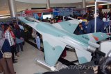 Pengunjung melihat replika pesawat tempur F-16 Fighting Falcon di stand expo saat digelar pameran Alat Utama Sistem Persenjataan (Alutsista) TNI AU bertajuk Iswahjudi Indonesia Jaya Expo 2017 di Mall Suncity, Kota Madiun, Jawa Timur, Selasa (14/11). Kegiatan yang digelar selama empat hari hingga Jumat (17/11) tersebut untuk mengimplementasikan Gerakan Indonesia Jaya 2017. Antara Jatim/Siswowidodo/mas/17.