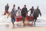 Nelayan Pantai Bugel panen ikan bawal