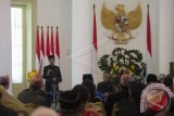 Presiden Joko Widodo memberikan sambutan saat melakukan audiensi dengan kepala suku se-Indonesia di Istana Bogor, Jawa Barat, Kamis (16/11). Presiden kembali mengingatkan agar masyarakat tetap bersatu dan tidak terpecah belah terutama oleh kepentingan politik. ANTARA FOTO/Rosa Panggabean/wdy/2017.