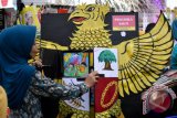 Seorang guru menjelaskan tentang salah satu alat peraga pendidikan dalam Festival Literasi Pendidikan 2017 di Ambarawa, Kabupaten Semarang, Jawa Tengah, Kamis (16/11). Selain untuk menumbuhkan minat baca dan tulis di kalangan guru dan siswa, acara tersebut juga mendorong kalangan guru untuk dapat lebih inovatif dalam menciptakan cara pengajaran serta pembelajaran bagi siswa. Antara Foto/Aditya Pradana Putra/nym/2017.