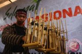 Seniman memainkan lagu Tanah Air Pusaka dengan angklung dalam Peringatan Hari Angklung Nasional di Batu, Jawa Timur, Kamis (16/11). Hari Angklung Nasional yang diperingati setiap tanggal 16 November tersebut dilakukan untuk menumbuhkan kecintaan terhadap alat musik tradisional khas Indonesia. ANTARA FOTO/Ari Bowo Sucipto/wdy/2017.