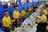 Bupati Mempawah Ria Norsan dan Wakil Bupati Gusti Ramlana makan saprah bersama para tamu undangan pada acara Robo-Robo tahun 2017. Robo-Robo sebagai kegiatan napak tilas kedatangan Opu Daeng Menambon yang kemudian menjadi Raja Mempawah pada ratusan tahun silam punya nilai sejarah besar bagi masyarakat Mempawah. (Foto Istimewa)