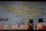 Pelajar mengamati koleksi benda pos yang dipamerkan dalam Bali Philately Exhibition (Baliphex) 2017 di kawasan Renon, Denpasar, Bali, Jumat (17/11). Pameran Filateli tersebut memamerkan ratusan koleksi benda pos seperti prangko, surat dan kartu pos bersejarah hingga yang terbaru dari Indonesia dan berbagai negara lain. ANTARA FOTO/Fikri Yusuf/wdy/2017