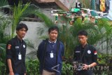 Peserta menerbangkan drone buatannya dalam Kompetisi Drone Nasional di Gedung Sport Centre UB, Malang, Jawa Timur, Jumat (17/11). Kompetisi drone yang diikuti puluhan peserta dari berbagai perguruan tinggi se-Indonesia tersebut menilai daya jelajah, efektifitas pengendalian dan fungsi pemetaan. Antara Jatim/Ari Bowo Sucipto/mas/17.