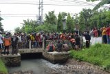 Petugas Basarnas menyusuri saluran air untuk melakukan pencarian korban banjir di Magetan, Jawa Timur, Jumat (17/11). Musibah banjir tersebut menyebabkan seorang pelajar SD Arega Rafasta Fifa dan seorang pelajar SMA Fabustam Abu Amar, hanyut terseret arus air saat bermain. Antara Jatim/Siswowidodo/mas/17.