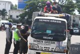 Petugas memberhentikan sebuah truk yang mengangkut penumpang di atas atap saat berlangsung Razia Gabungan Keselamatan Berlalu Lintas di depan Stasiun Kotabaru, Malang, Jawa Timur, Jumat (17/11). Razia yang dilakukan Kepolisian dan Dinas Perhubungan Provinsi Jatim tersebut merupakan upaya untuk menciptakan keselamatan berlalulintas sekaligus menekan angka kecelakaan di Indonesia yang menurut data Kepolisian mencapai 28 ribu hingga 30 ribu jiwa per tahun atau berada di urutan keempat terbanyak di negara ASEAN setelah  Thailand, Vietnam dan Malaysia. Antara Jatim/Ari Bowo Sucipto/mas/17.