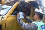 Petugas memeriksa kelengkapan surat sebuah truk saat berlangsung Razia Gabungan Keselamatan Berlalu Lintas di depan Stasiun Kotabaru, Malang, Jawa Timur, Jumat (17/11). Razia yang dilakukan Kepolisian dan Dinas Perhubungan Provinsi Jatim tersebut merupakan upaya untuk menciptakan keselamatan berlalulintas sekaligus menekan angka kecelakaan di Indonesia yang menurut data Kepolisian mencapai 28 ribu hingga 30 ribu jiwa per tahun atau berada di urutan keempat terbanyak di negara ASEAN setelah  Thailand, Vietnam dan Malaysia. Antara Jatim/Ari Bowo Sucipto/mas/17.