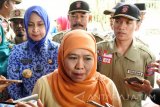 Menteri Sosial Khofifah Indar Parawansa menjawab pertanyaan wartawan usai memberikan santunan kepada ahli waris korban longsor di Gedung Gabungan Organisasi Wanita Jember, Jawa Timur, Jumat (17/11). Menteri Sosial menyerahkan santunan kematian tiga korban yang merupakan satu keluarga tewas dalam bencana tanah longsor Desa Jambesari, Sumber Baru, masing-masing sebesar Rp15 juta. Antara Jatim/Seno/mas/17. 