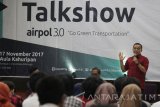 Bupati Banyuwangi Abdullah Azwar Anas (kanan) menyampaikan materi pada 'Talkshow' Airpol 3.0 di Universitas Airlangga (Unair), Surabaya, Jawa Timur, Jumat (17/11). 'Talkshow' yang dihadiri 350 peserta dari berbagai universitas di Indonesia tersebut mengusung tema 'Go Green Transportation,' membahas tentang pentingnya kebaharuan energi dan lingkungan. Antara Jatim/Moch Asim/17.