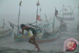 Prancis naikkan peringatan bahaya Siklon Belal