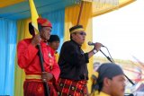 Raja Mempawah Mardan Adijaya Kesuma Ibrahim menyampaikan sambutan. Robo-Robo sebagai kegiatan napak tilas kedatangan Opu Daeng Menambon yang kemudian menjadi Raja Mempawah pada ratusan tahun silam punya nilai sejarah besar bagi masyarakat Mempawah. (Foto Istimewa)