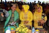 Ketua TP PKK Mempawah Erlina Ria Norsan berbincang dengan Sinuhun Ratu Kencana Wangsa Dr. Ir. Arini Mariam, M.Sc Robo-Robo sebagai kegiatan napak tilas kedatangan Opu Daeng Menambon yang kemudian menjadi Raja Mempawah pada ratusan tahun silam punya nilai sejarah besar bagi masyarakat Mempawah. (Foto Istimewa)