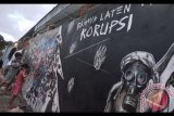 Seniman bersama anak-anak membuat mural bertema 'Tipu Muslihat Koruptor' di kawasan Sanglah, Denpasar, Bali, Sabtu (18/11). Kegiatan bertajuk 'Pekan Mural Peken' yang melibatkan seniman Komunitas Pojok dan warga sekitar tersebut digelar sebagai rangkaian peringatan Hari Anti Korupsi Sedunia. ANTARA FOTO/Fikri Yusuf/wdy/2017