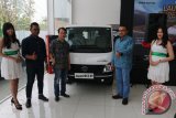 Fleet Sales Head PT.Tata Motors Distribusi Indonesia (TMDI), Ari Suryanda (kedua kanan) didampingi Zona Sales Incharge Pulau Sumatera PT TMDI, Rifin Tanuwijaya (ketiga kiri) dan Branch Manager PT. Trans Niaga Perdana Medan, Surya (kedua kiri) berbincang pada peluncuran Tata Super Ace HT 1400 cc diesel di Medan, Sumatera Utara, Sabtu (18/11) Tata Super Ace HT 1400 cc diesel hadir untuk memenuhi kebutuhan konsumen dengan daya angkut dan daya menanjak lebih baik, bahan bakar lebih irit yang dibekali rasio gir poros belakang lebih besar serta interior bernuansa hitam elegan. ANTARA SUMUT/Irsan Mulyadi