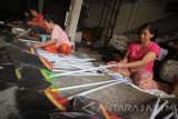 Pekerja menyelesaikan pembuatan sapu ijuk di industri rumahan sapu ijuk di Surabaya, Jawa Timur, Sabtu (18/11). Dalam sehari para pekerja di tempat tersebut dapat menyelesaikan pembuatan sapu ijuk sebanyak 1.000-1.500 biji, yang dijual dengan harga Rp100.000 - Rp150.000 per lusin dan dipasarkan ke sejumlah daerah di Jawa hingga Indonesia bagian Timur. Antara Jatim/Moch Asim/17.