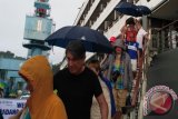 Hundreds of Foreign Tourists Docked in Bayur Bay To Enjoy Ranah Minang Beauty