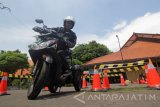 Peserta penyandang disabilitas berusaha melintasi rintangan saat mengikuti lomba slalom sepeda motor di Surabaya, Jawa Timur, Sabtu (18/11). Perlombaan yang diselenggarakan dalam rangka sewindu 'Disable Motorcycle Indonesia' (DMI) tersebut bertujuan melatih kemampuan berkendara bagi penyandang disabilitas untuk keselamatan di jalan. Antara Jatim/Moch Asim/17.