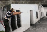 Ketua Umum PB Perbakin Bambang Trihatmodjo beraksi ketika mengikuti tembak pistol reaksi di stage sembilan dalam 'Surabaya Shooting Tournament' 2017 di Lapangan Tembak Kodam V Brawijaya Surabaya, Jawa Timur, Sabtu (18/11). Turnamen menembak yang diikuti sekitar 500 peserta dalam empat kelas perlombaan tersebut juga diikuti oleh peserta dari Singapura dan Filipina. Antara Jatim/M Risyal Hidayat/mas/17.