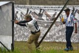 Peserta Anggi Saputra beraksi ketika mengikuti tembak pistol reaksi di stage 10 dalam 'Surabaya Shooting Tournament' 2017 di Lapangan Tembak Kodam V Brawijaya Surabaya, Jawa Timur, Sabtu (18/11). Turnamen menembak yang diikuti sekitar 500 peserta dalam empat kelas perlombaan tersebut juga diikuti oleh peserta dari Singapura dan Filipina. Antara Jatim/M Risyal Hidayat/mas/17.