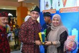 Bupati Muaro Jambi H Masnah Busyro menerima penghargaan BPJS Ketenagakerjaan Award yang diserahkan Gubernur Jambi H Zumi Zola Zulkifli (Humas)