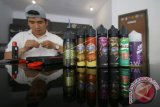 Pekerja memperbaiki rokok elektrik (vape) di Jakarta, Minggu (19/11). Menteri Perdagangan Enggartiasto Lukita menerbitkan aturan yang membatasi impor cairan rokok elektrik atau vape yaitu harus mendapatkan rekomendasi izin dari Kemenkes, Kemenperin, BPOM, dan memperoleh SNI. ANTARA FOTO/Rivan Awal Lingga/wdy/2017.