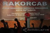 Ketua DPC PDIP Kota Surabaya Wisnu Sakti Buana menyampaikan sambutan Rapat Koordinasi Cabang (Rakorcab) partai PDIP di Surabaya, Jawa Timur, Sabtu (18/11). Rapat koordinasi yang dihadiri sekitar 1.800 kader dari DPC PDIP Kota Surabaya tersebut dalam rangka persiapan dan pemenangan pasangan calon gubernur dan calon wakil gubernur Saifullah Yusuf - Abdullah Azwar Anas, pada pemilihan umum kepala daerah Jawa Timur tahun 2018 mendatang. Antara Jatim/Moch Asim/17.