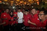 Calon gubernur Jawa Timur Saifullah Yusuf (keempat kiri), calon wakil gubernur Jawa Timur Abdullah Azwar Anas (ketiga kanan) bersama Ketua DPC PDIP Kota Surabaya Wisnu Sakti Buana (kedua kanan) berfoto dengan kader PDIP disela Rapat Koordinasi Cabang (Rakorcab) partai PDIP di Surabaya, Jawa Timur, Sabtu (18/11). Rapat koordinasi yang dihadiri sekitar 1.800 kader dari DPC PDIP Kota Surabaya tersebut dalam rangka persiapan dan pemenangan pasangan calon gubernur dan calon wakil gubernur Saifullah Yusuf - Abdullah Azwar Anas, pada pemilihan umum kepala daerah Jawa Timur tahun 2018 mendatang. Antara Jatim/Moch Asim/17.