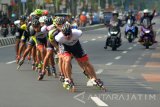 Atlet sepatu roda beradu cepat dalam kejuaraan Surabaya Roller Marathon Open 2017 kategori speed marathon di Surabaya, Jawa Timur, Minggu, (19/11). Kejuaraan yang diikuti peserta Juara Dunia dari Prancis dan Spanyol serta ratusan atlet sepatu roda Se-Indonesia tersebut mempertandingkan dua kategori, Yakni kategori fun marathon dan kategori speed marathon. Antara Jatim/Umarul Faruq/mas/17.