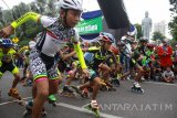 Atlet sepatu roda beradu cepat dalam kejuaraan Surabaya Roller Marathon Open 2017 kategori Fun marathon di Surabaya, Jawa Timur, Minggu, (19/11). Kejuaraan yang diikuti peserta Juara Dunia dari Prancis dan Spanyol serta ratusan atlet sepatu roda Se-Indonesia tersebut mempertandingkan dua kategori, Yakni kategori fun marathon dan kategori speed marathon. Antara Jatim/Umarul Faruq/mas/17.