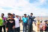 Bupati Tanah Laut H. Bambang Alamsyah secara resmi membuka Festival Bahari 2017, di Pantai Takisung, Kecamatan Takisung, Sabtu (18/11). Foto:Antaranews Kalsel/Arianto/G.