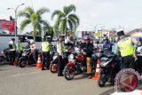 Jajaran Satlantas Polres Tabalong kembali gelar razia kendaraan bermotor roda dua di halaman Mapolres setempat, Senin (20/11). Razia ini untuk memberikan tindakan tilang bagi pengedara motor yang tidak membawa STNK maupu SIM. Foto:Antaranews Kalsel/Herlina Lasmianti/G.