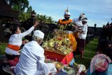 Anggota keluarga salah satu pahlawan Margarana menggelar doa saat berziarah di Taman Pujaan Bangsa (TPB) Makam Pahlawan Margarana, Desa Marga, Tabanan, Bali, Senin (20/11). Ziarah dan persembahyangan tersebut untuk memperingati 71 tahun perang Puputan Margarana yaitu perang antara pasukan Ciung Wanara yang dipimpin Letkol I Gusti Ngurah Rai melawan Belanda. Antara Foto/Wira Suryantala/nym/17.