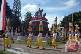 Sejumlah wanita menjunjung 'Gebogan' atau sesajen saat peringatan 71 tahun Perang Puputan Margarana di kawasan Taman Pujaan Bangsa (TPB) Makam Pahlawan Margarana, Desa Marga, Tabanan, Bali,  Senin (20/11). Ziarah dan persembahyangan tersebut untuk memperingati 71 tahun perang Puputan Margarana yaitu perang antara pasukan Ciung Wanara yang dipimpin Letkol I Gusti Ngurah Rai melawan Belanda. Antara Bali/Wira Suryantala/nym/17.