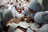 Sejumlah siswa menulis surat ucapan yang ditujukan kepada Walikota Surabaya Tri Rismaharini di Surabaya, Jawa Timur, Senin (20/11). Kegiatan yang diikuti oleh ratusan murid SD Muhammadiyah 4 Pucang tersebut sebagai ungkapan selamat ulang tahun dan terima kasih kepada Walikota Surabaya Tri Rismaharini. Antara Jatim/Umarul Faruq/mas/17.