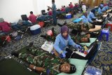 Sejumlah prajurit TNI AL diambil darahnya ketika mengikuti donor darah Hari Armada 2017 di Surabaya, Jawa Timur, Senin (20/11). Donor darah yang diikuti sekitar 500 orang prajurit dan masyarakat sipil tersebut tersebut diharapkan mampu membantu PMI dalam menyediakan darah. Antara Jatim/M Risyal Hidayat/mas/17.