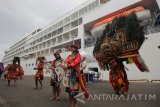 Seniman Reog dan Barongan beratraksi saat menyambut kedatangan wisatawan mancanegara di samping kapal pesiar Silver Shadow yang bersandar di Dermaga Jamrud Utara, Gapura Surya Nusantara, Pelabuhan Tanjung Perak, Surabaya, Jawa Timur, Selasa (21/11). Kapal pesiar itu mengangkut ratusan wisatawan asing yang berkunjung ke sejumlah tempat wisata di Kota Surabaya. Antara Jatim/Didik Suhartono/mas/17.