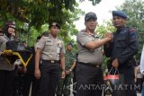 Kapolda Jawa Timur Irjen Pol Machfud Arifin Brigadir (kedua kanan) menyerahkan bantuan panti asuhan secara simbolis usai penyerahan piagam penghargaan kepada personel Brimob Den C Pelopor Satbrimob Polda Jawa Timur Brigadir Rochmat Tri Marwoto (kanan) di Desa Klagen Serut, Jiwan, Kabupaten Madiun, Selasa (21/11). Rochmat dinilai memiliki kepedulian sosial cukup tinggi antara lain mengangkat 64 anak yatim dan tidak mampu menjadi anak asuh yang ditampung di panti asuhan pribadi, bedah rumah warga tidak mampu serta merawat warga yang sakit hingga sembuh. Antara Jatim/Siswowidodo/mas/17.