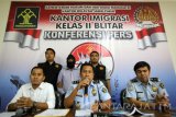 Kepala Kantor Imigrasi Blitar I Nyoman Surya Mataram (Tengah) menjelaskan kronologis penangkapan WN Myanmar ilegal saat rilis di Kantor Imigrasi Kelas II Blitar, Jawa Timur, Rabu (22/11). WN Myanmar atas nama Maung Thien tersebut ditangkap petugas lantaran tidak memiliki dokumen keimigrasian serta melakukan aktivitas ilegal yakni membuka praktik terapi pijat alternatif di daerah tersebut. Antara Jatim/Irfan Anshori/17