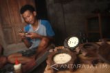 Perajin, Rana Ragseta (25) menyelesaikan pembuatan jam tangan berbahan dasar kayu Sonokeling di Ngrandu, Jombang, Jawa Timur, Rabu (22/11). Berbagai jenis model jam tangan berbahan kayu tersebut dipasarkan ke Bali, Jakarta bahkan sampai Eropa dengan harga mulai Rp 585 ribu sampai Rp 680 ribu tergantung tingkat kesulitan pembuatan model jam tangan. Antara Jatim/Syaiful Arif/mas/17.